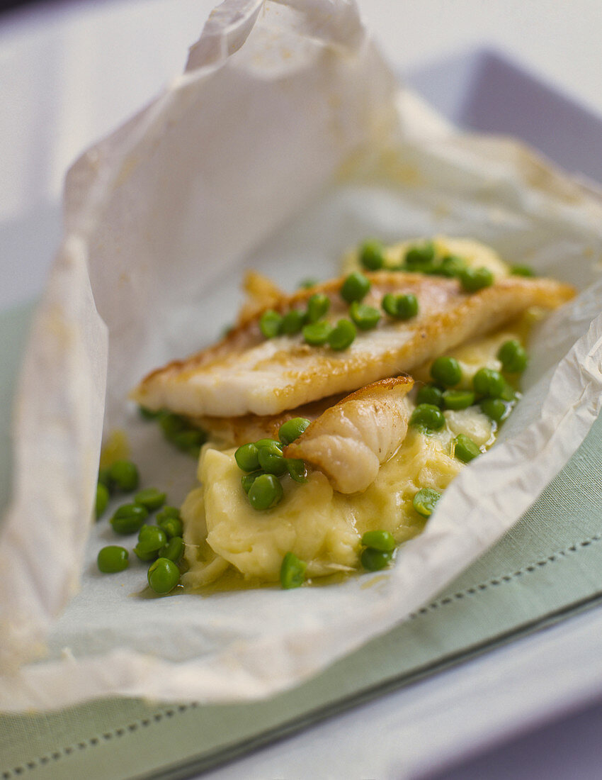 Fish fillets with peas and puree in parchment paper