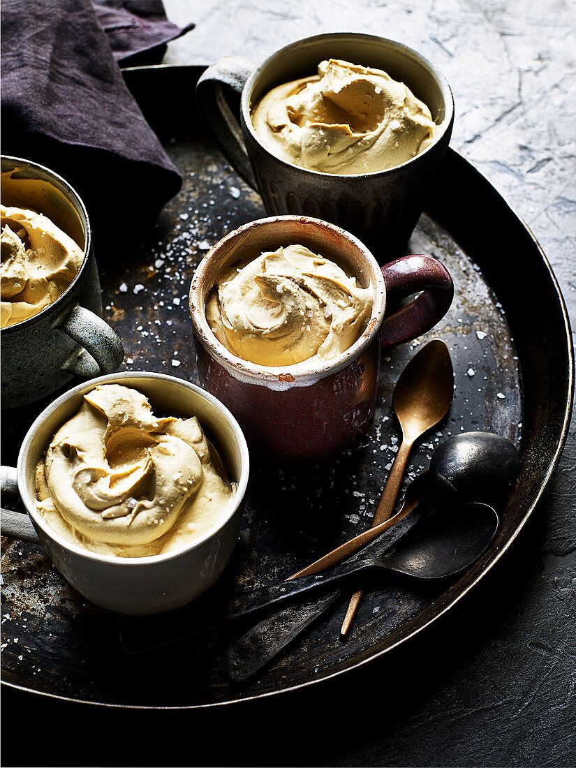 Butterscotch-Mousse mit einer Prise Salz