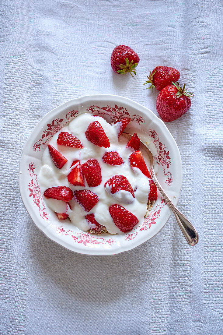 Quark mit frischen Erdbeeren