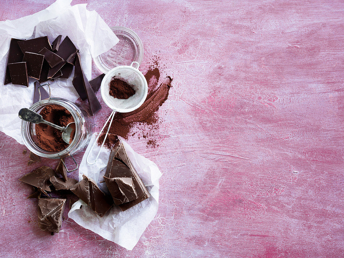 Schokoladenstücke und Kakaopulver