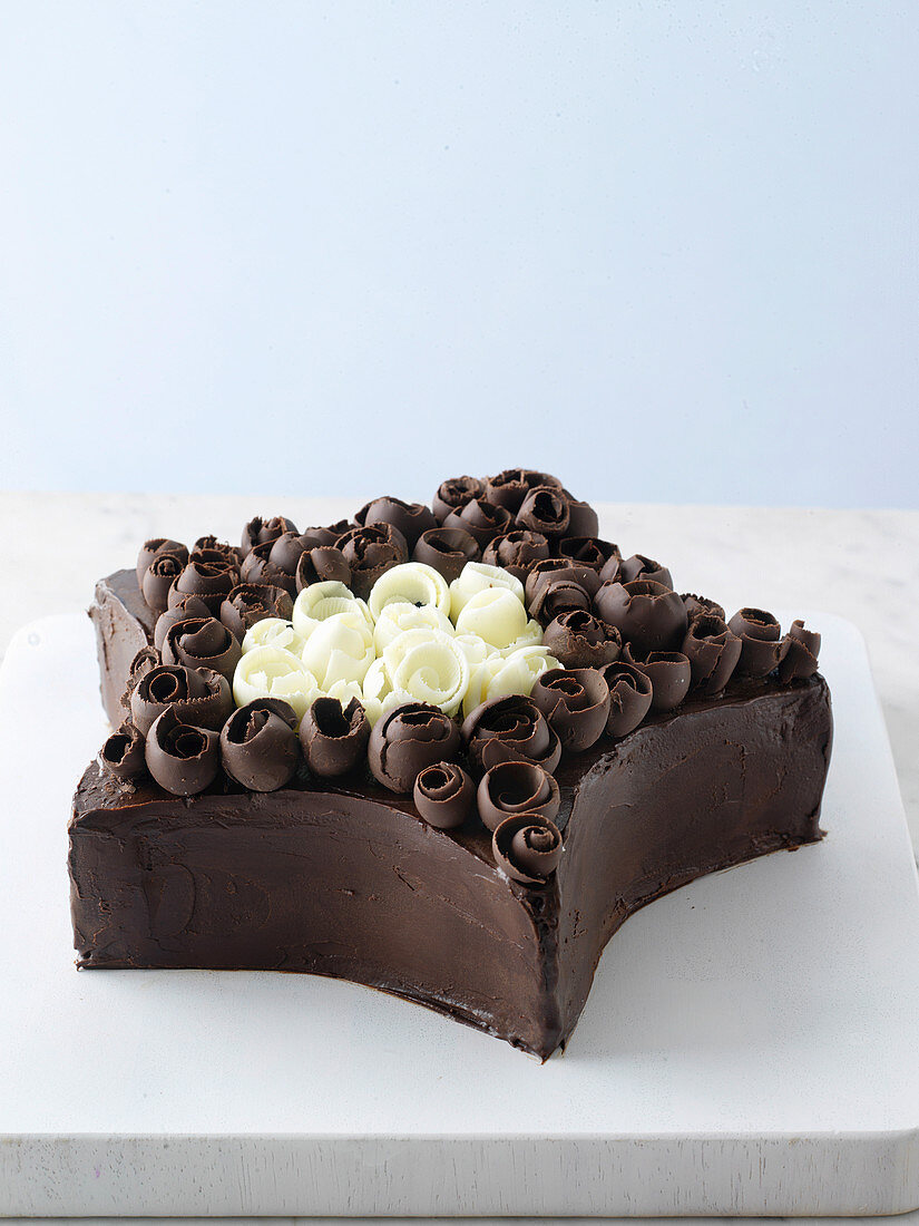 Chocolate star cake with curls