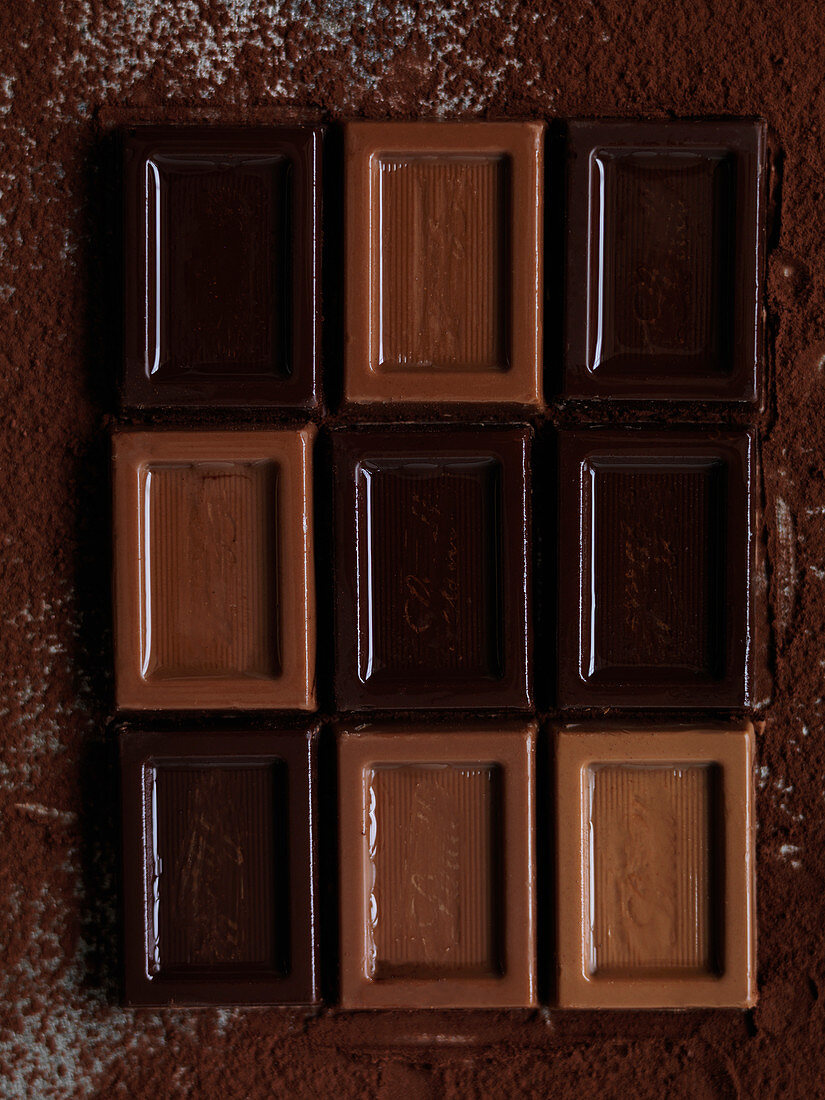 Helle und dunkle Schokoladenstücke