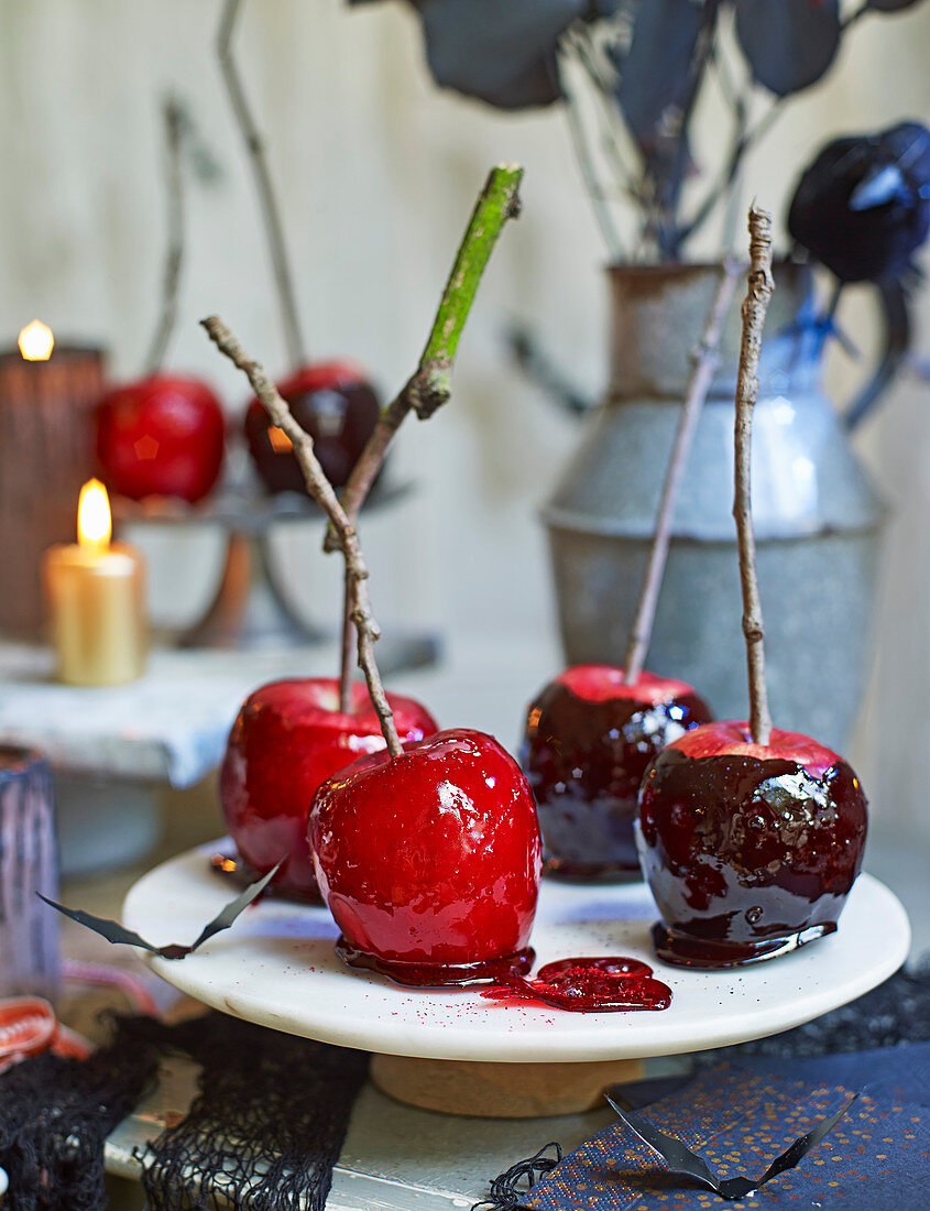 Selbstgemachte Karamelläpfel zu Halloween