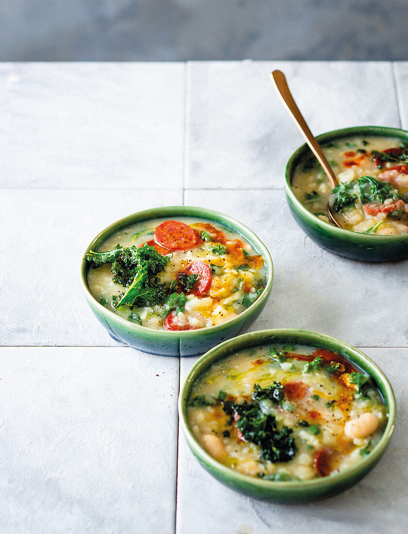 Kartoffel-Grünkohl-Suppe mit Paprikaöl (Portugal)