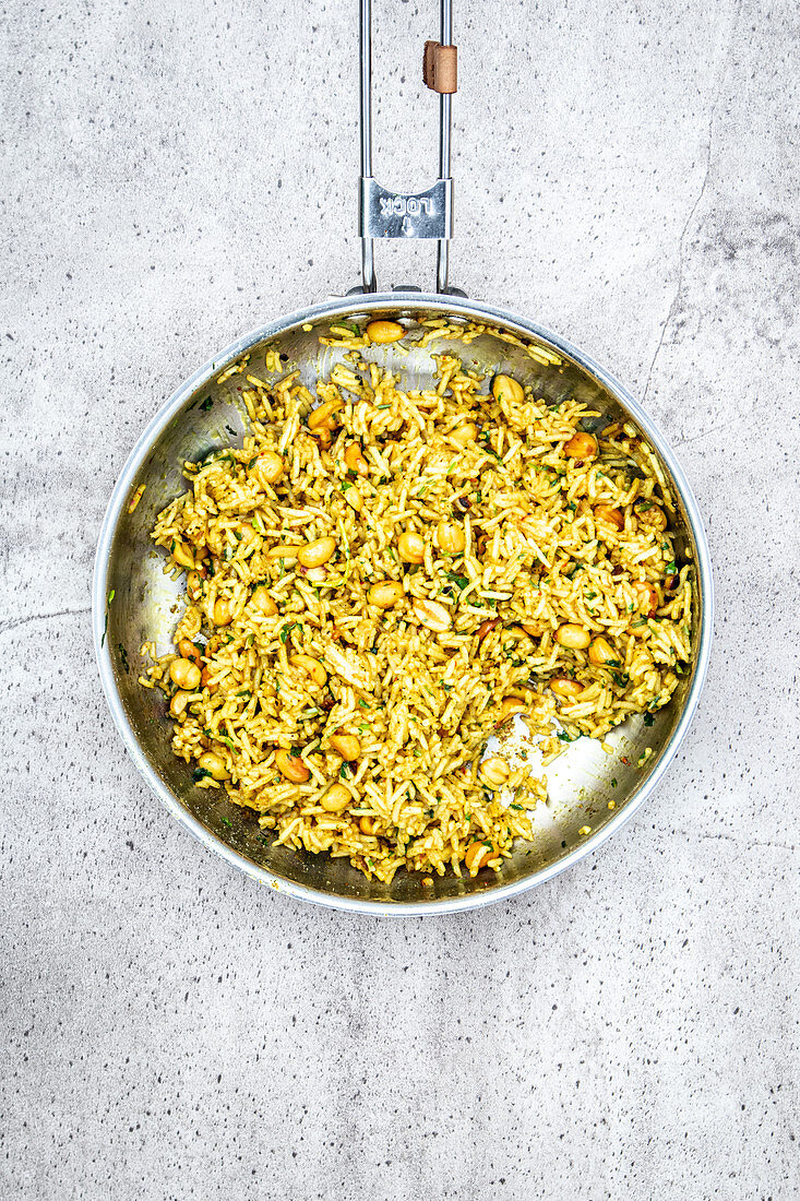 Turmeric rice with ginger and peanuts