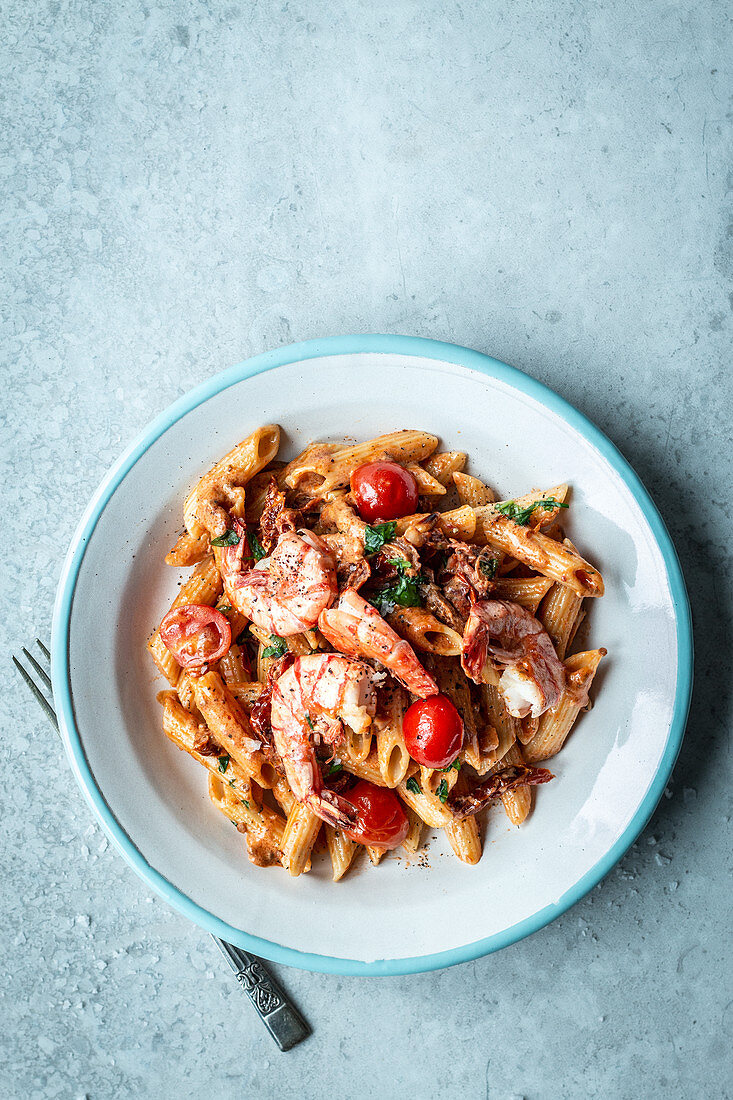 Pasta in Tomaten-Sahne-Sauce mit Garnelen