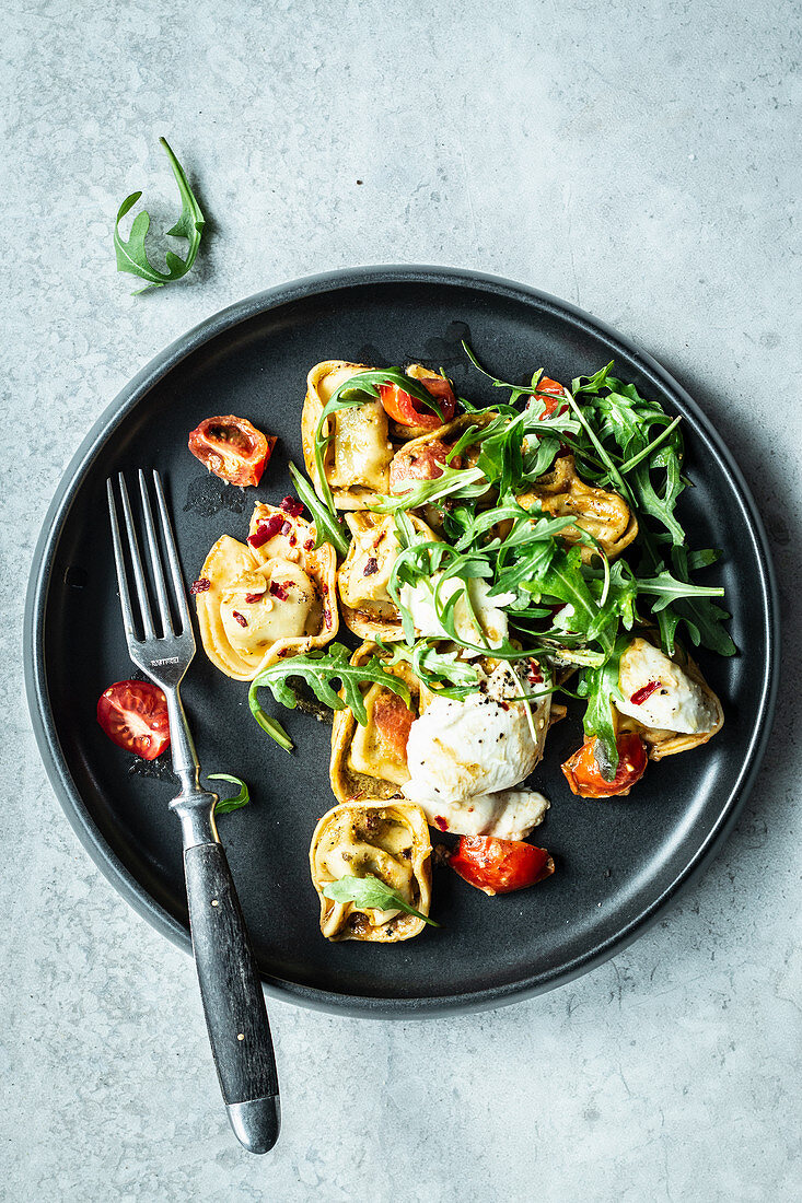 Tortellini mit Rucola und Mozzarella