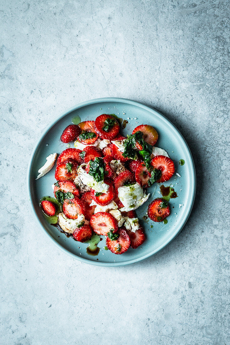 Erdbeer-Caprese mit Mozzarella