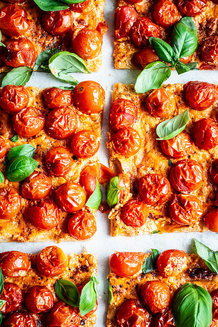 Blätterteigpizza mit Tomaten