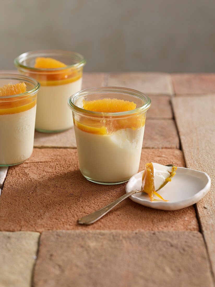 Milch-Honig-Pudding mit Orange