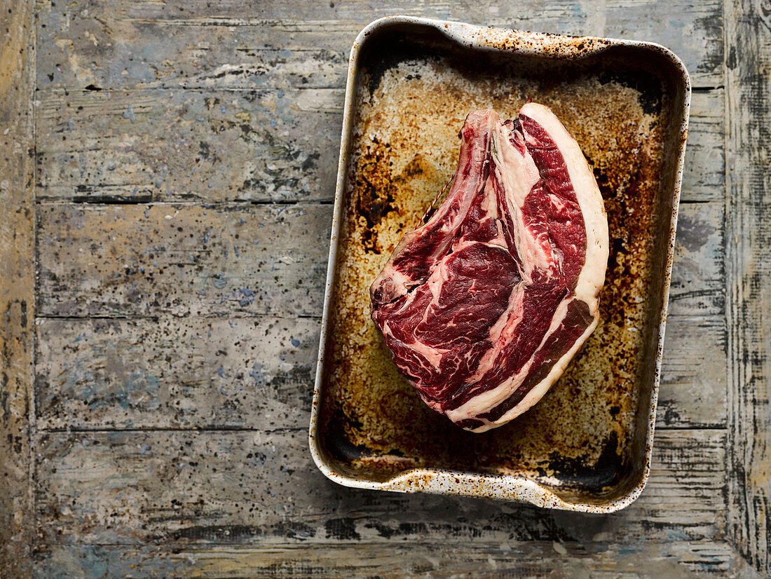 Rohes Rindfleisch in einer Bratreine