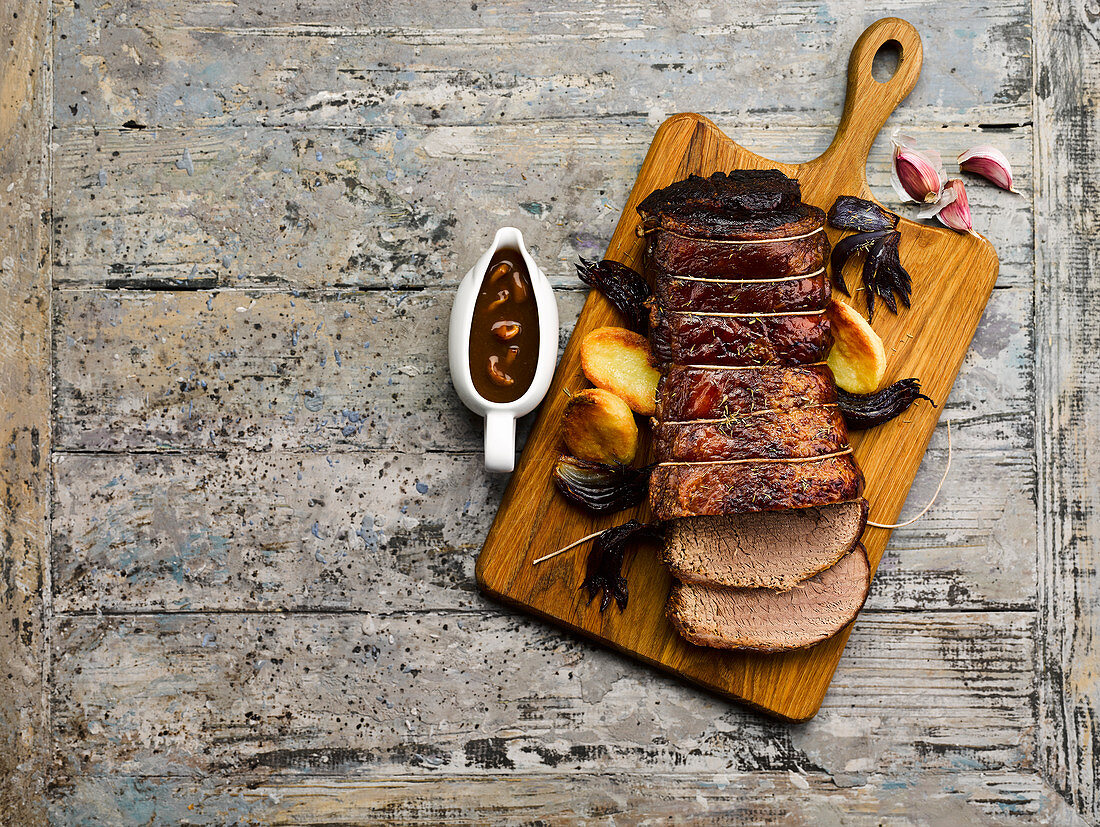 Niedrigtemperatur-Rinderbraten mit Pilzsauce und Kartoffeln