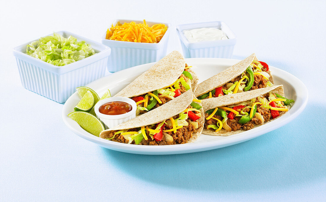 Tacos mit Rinderhackfleisch und Toppings