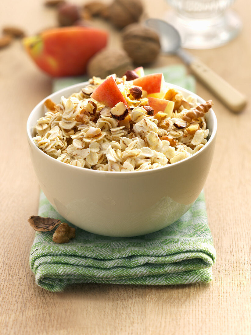 Müsli mit Nüssen und Äpfeln