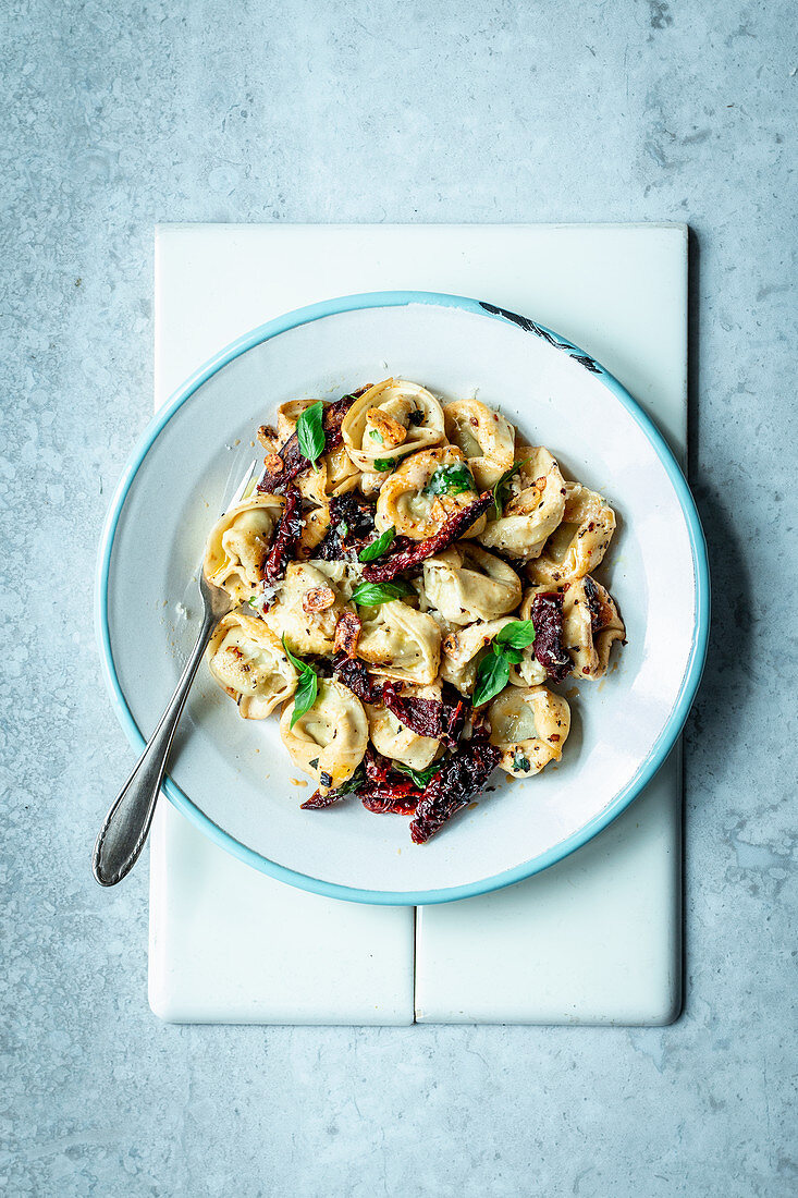 Tortellini Aglio E Olio mit getrockneten Tomaten