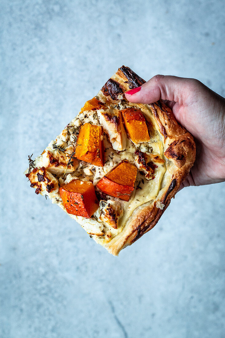 Schnelle Blätterteigpizza mit Kürbis, Feta und Chilihonig