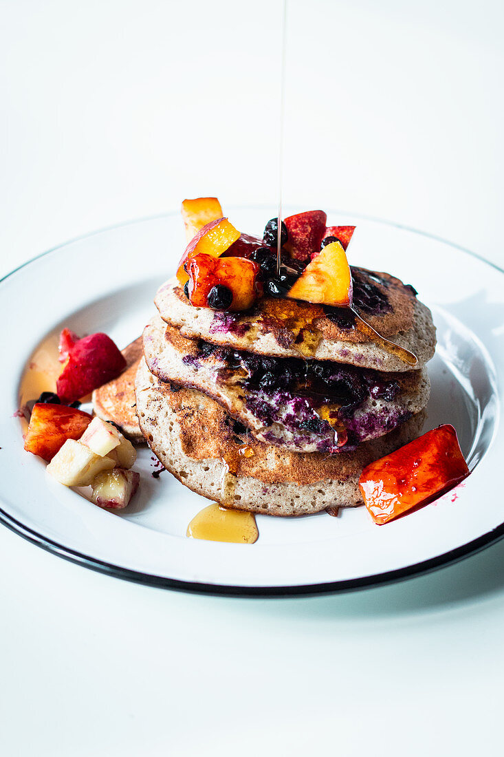 Glutenfreie Pancakes mit Heidelbeeren und Nektarinen