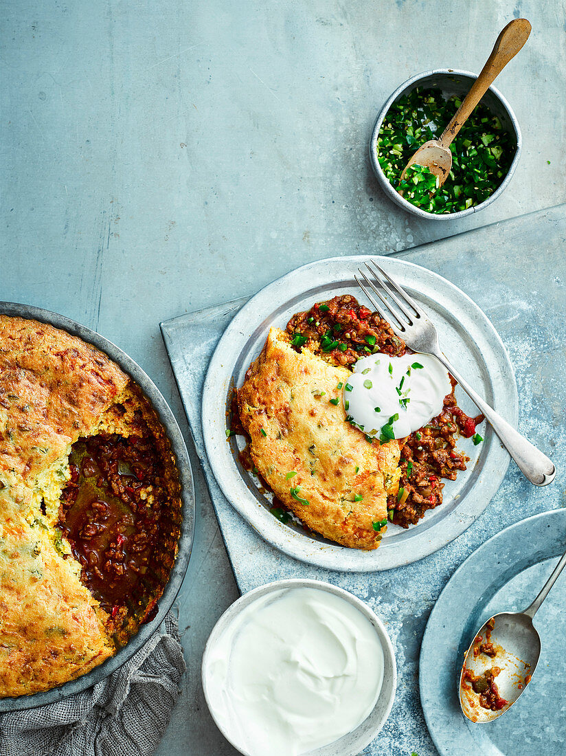 Chili-Maisbrot-Pie mit Sauerrahm