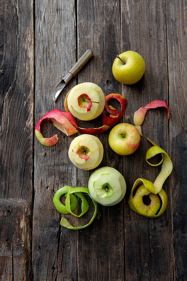 Geschälte und ungeschälte Äpfel