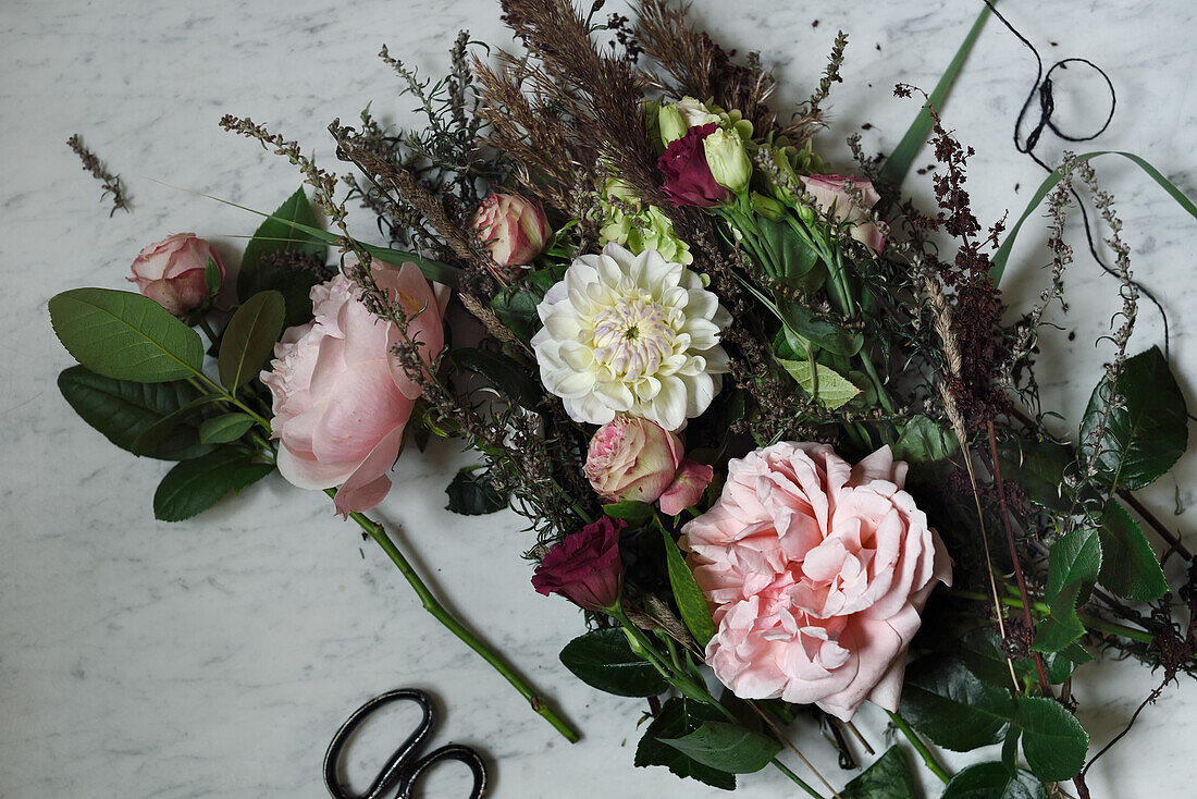 Material for a bouquet with roses and dahlia