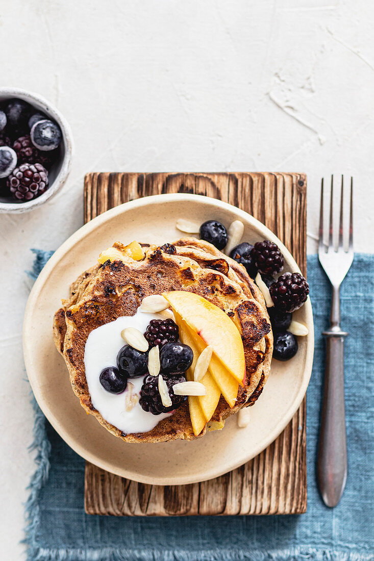 Pancakes mit Nektarinen und Beeren