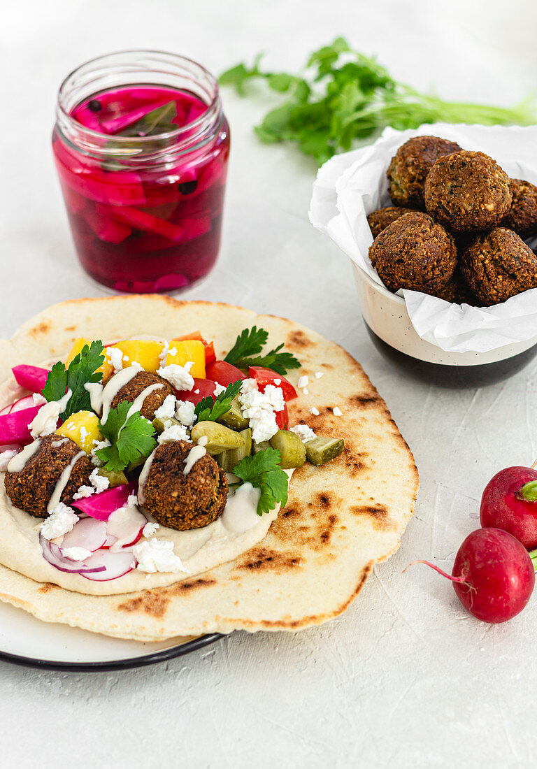 Pita bread with falafel, hummus and vegetables