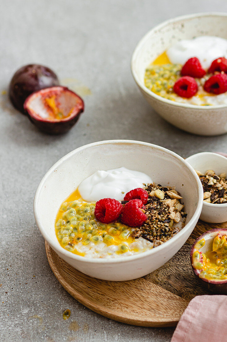 Porridge mit Passionsfrucht und Himbeeren