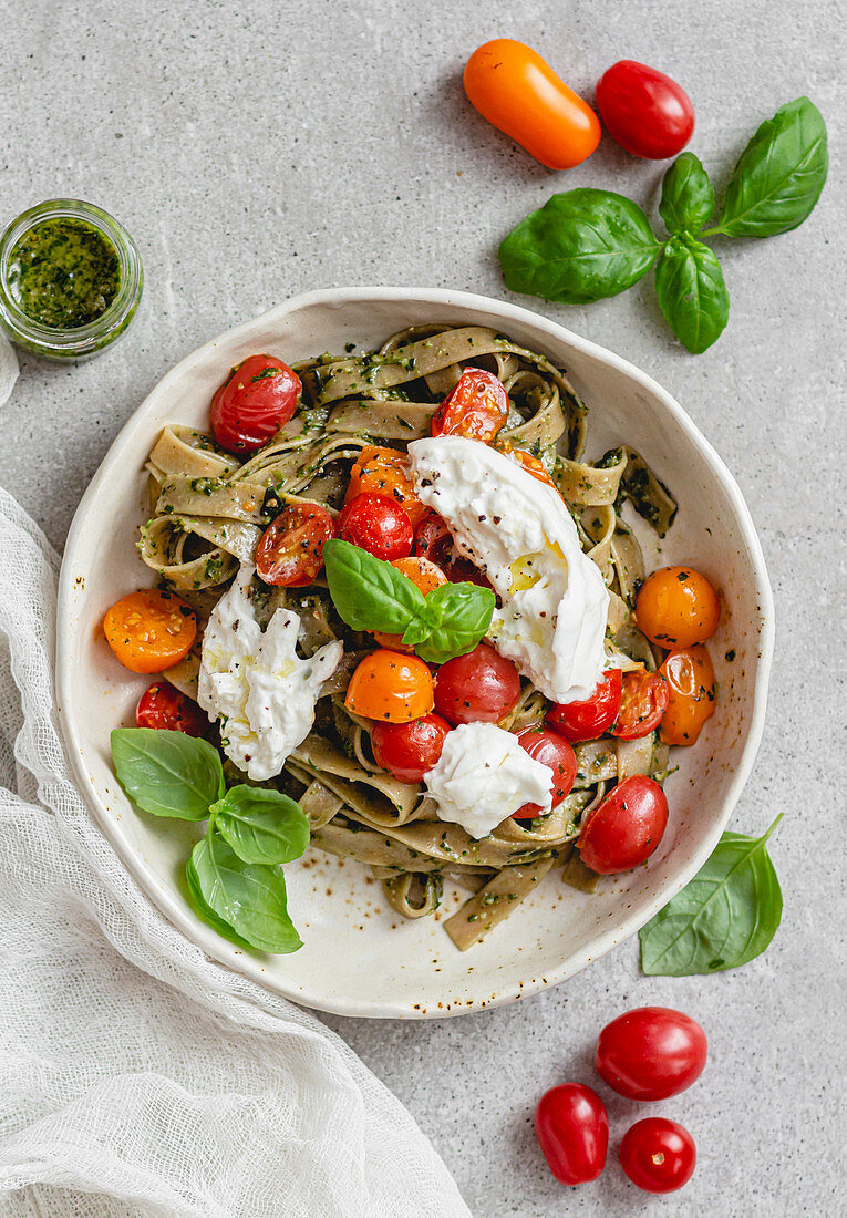 Bandnudeln mit Tomaten, Burrata und Basilikum