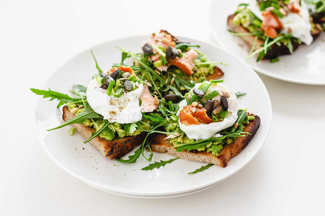 Belegte Brote mit Avocado, Ei, Lachs und Rucola