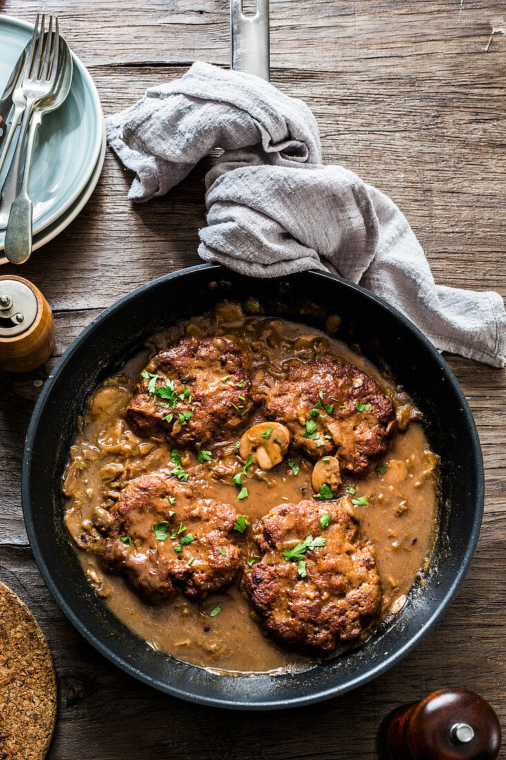 Hackfleischfrikadellen in Champignonsauce