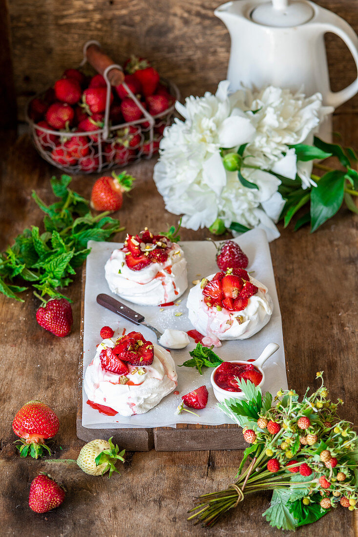 Mini-Pavlovas mit Erdbeeren