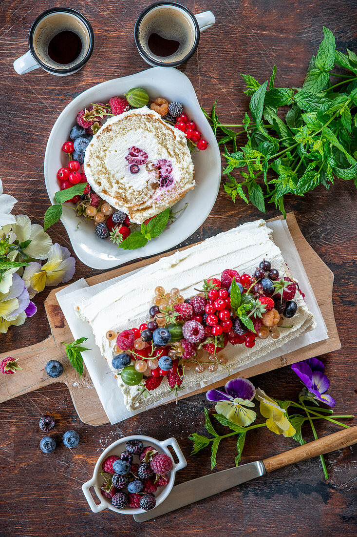 Biskuitrolle mit Sahne und gemischten Sommerbeeren