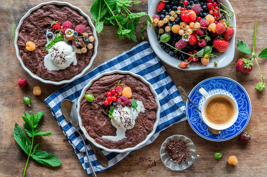 Hot chocolate pies with berries