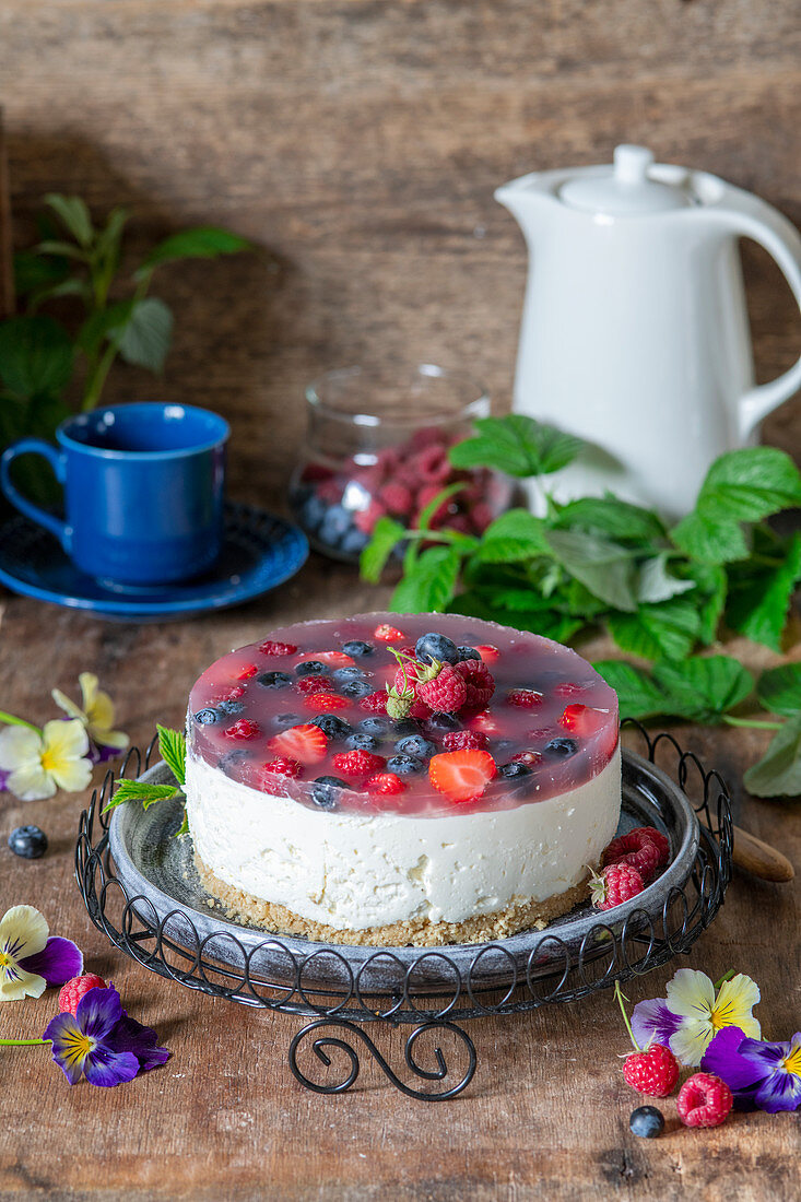 No bake cheescake with berry jelly