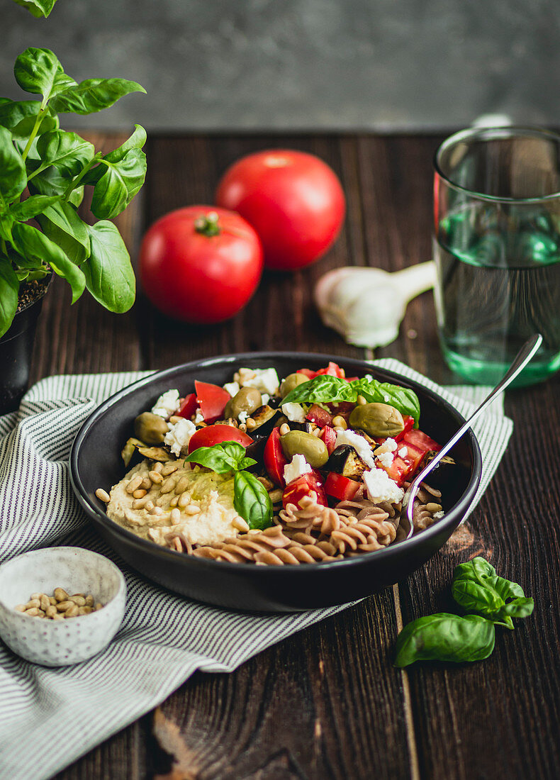 Fusilli mit Hummus, Auberginen, Oliven, Tomaten und Feta