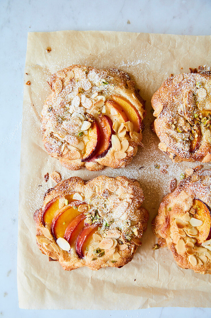 Bostock (überbackene Brioche-Scheiben) mit Mandeln und Pfirsichen