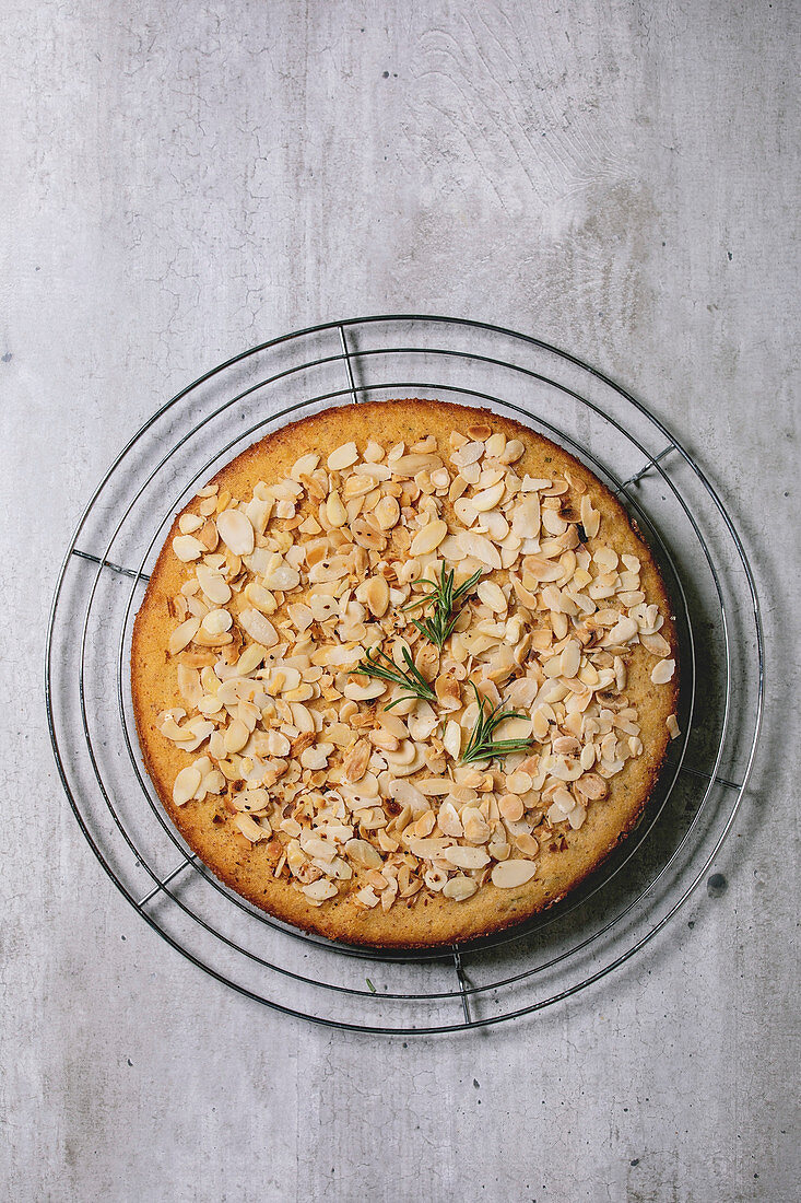 Glutenfreier Mandelkuchen mit Rosmarin auf Abkühlgitter