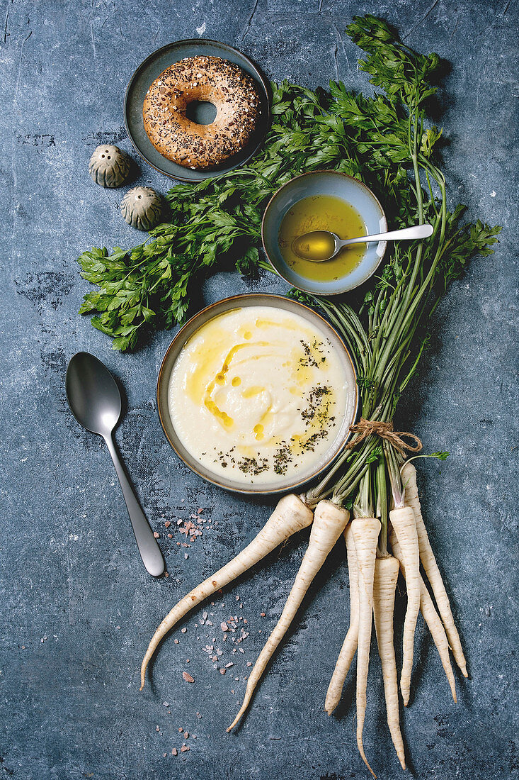 Blumenkohl-Pastinakensuppe mit flüssiger Butter serviert mit Bagel