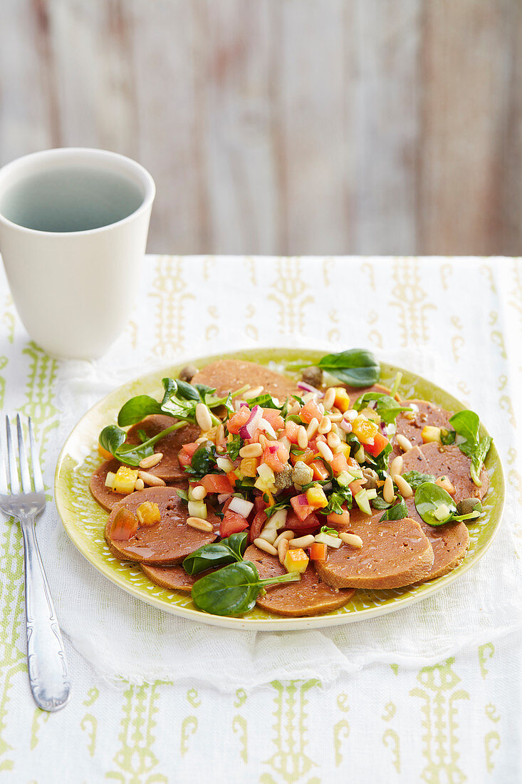 Seitan-Carpaccio mit Gemüsesalat