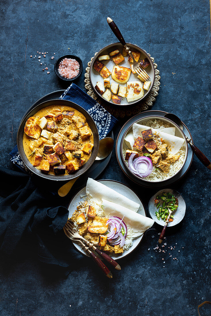 Vegetarisches Shahi Paneer Curry mit Reis und Fladenbrot (Indien)