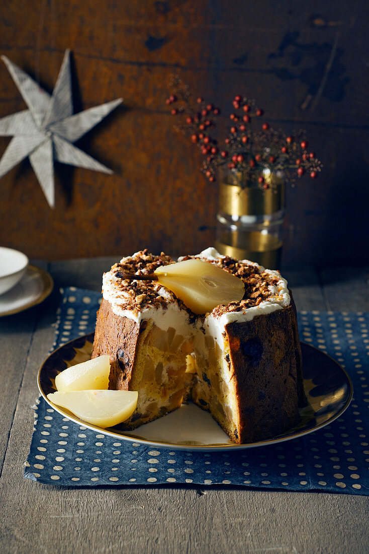 Panettone-Semifreddo mit Cognac-Birnen und Mandelkaramell