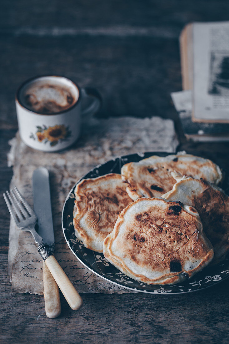 Chocolatechip-Pancakes und Kaffee