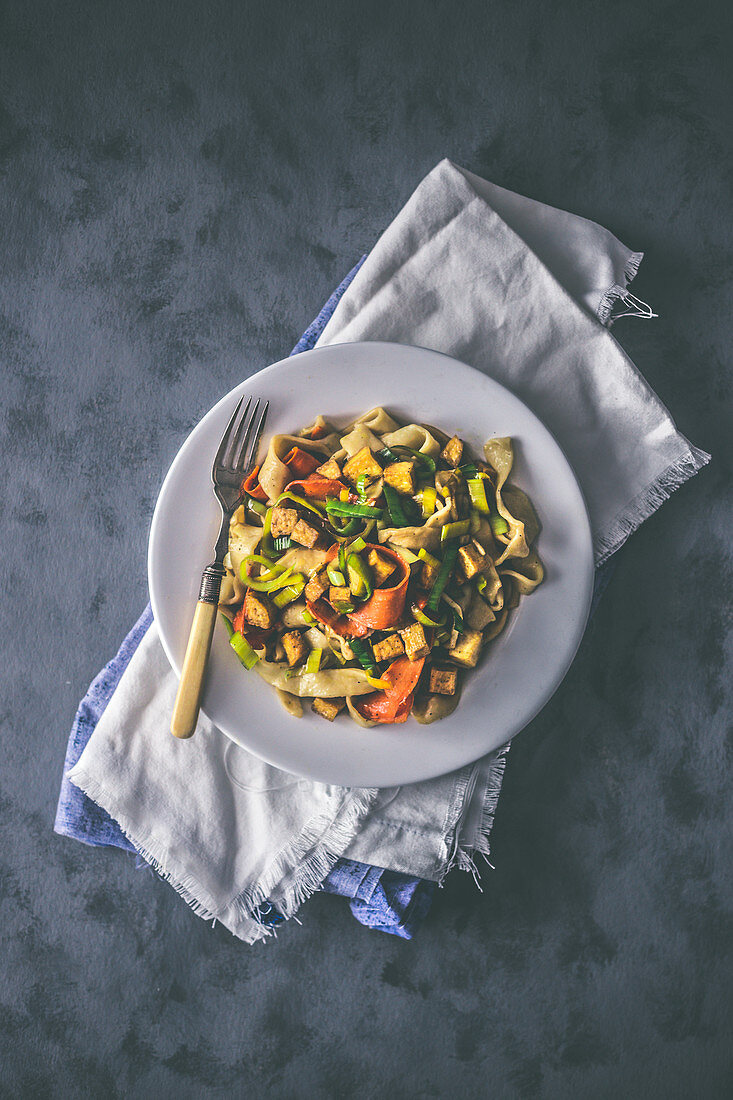 Hausgemachte Tagliatelle mit Tofu, Lauch und Karotten