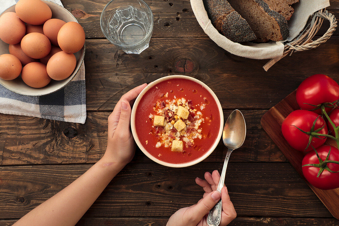 Rote Gazpacho mit Ei, Brot und Tomaten
