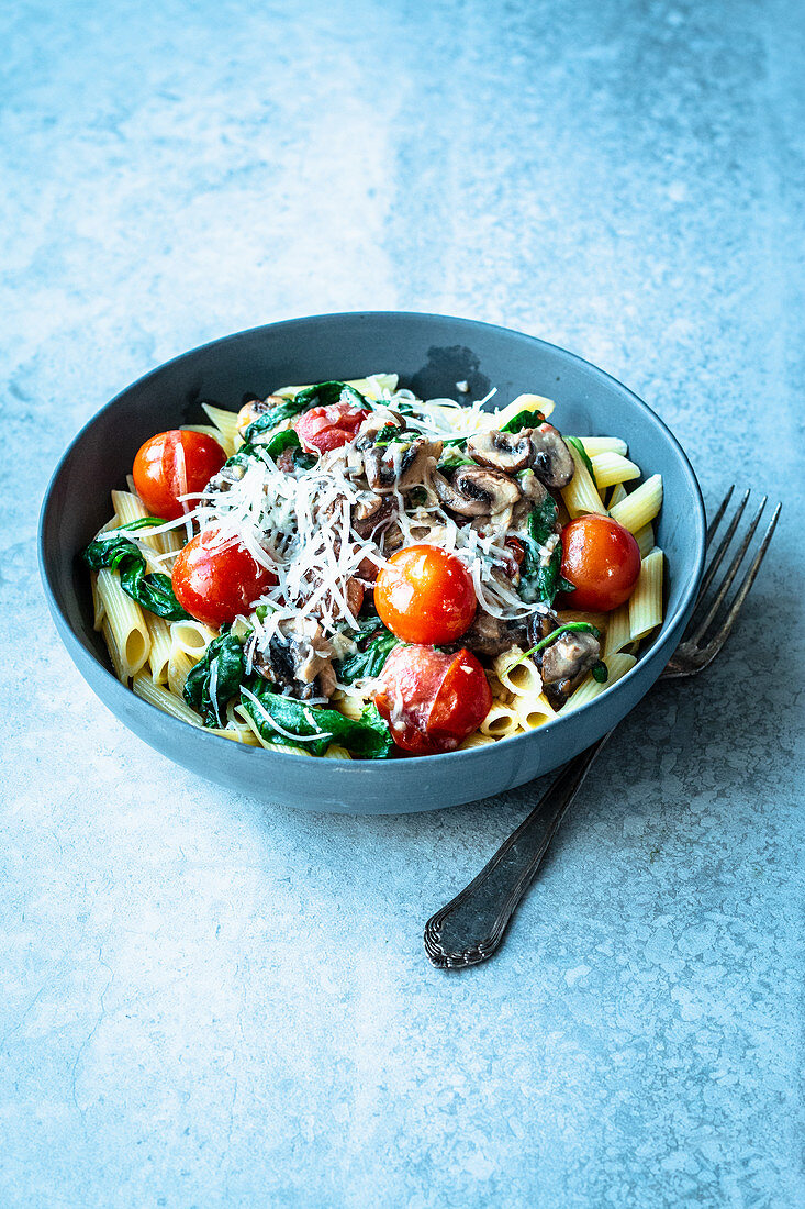 Cremige Pasta mit Weissweinsauce und Pilzen