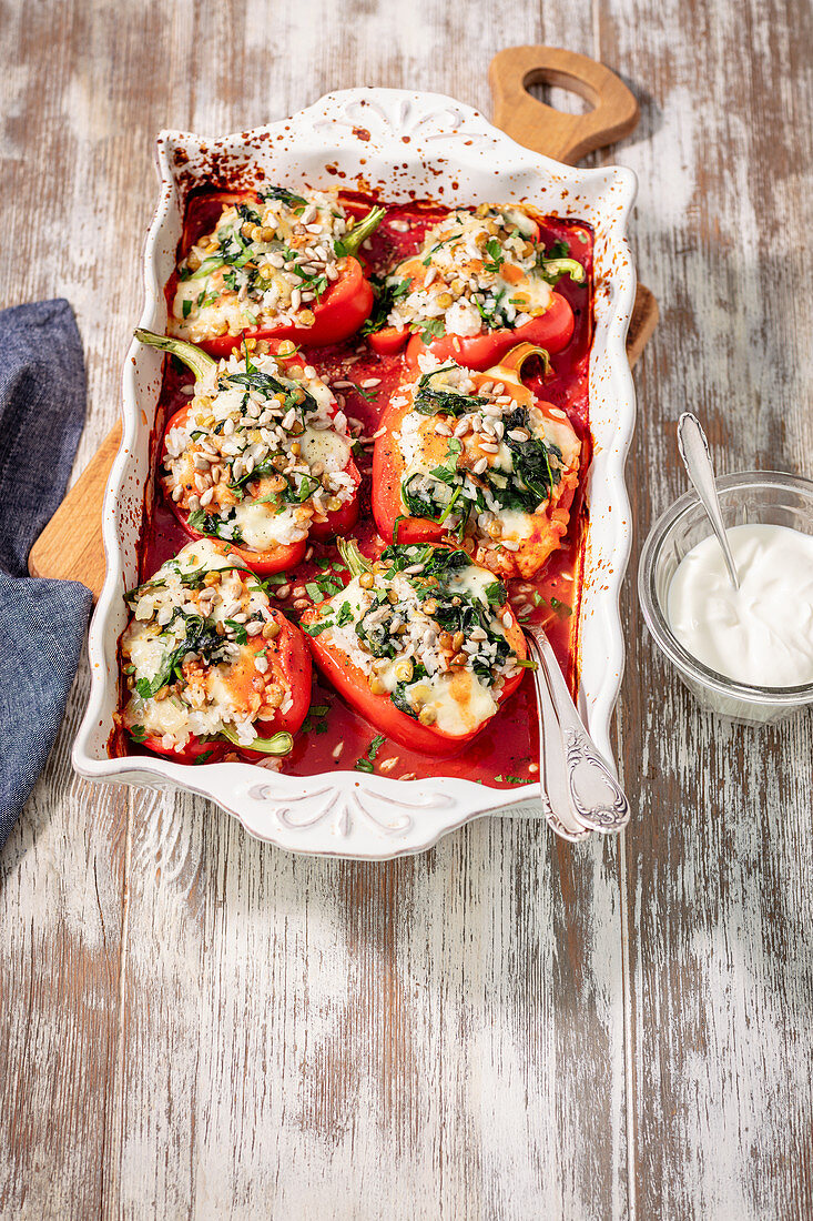 Gefüllte Paprikaschoten mit Reis, Spinat, Linsen und Mozzarella