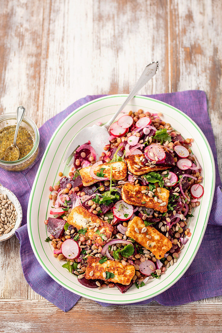 Linsen-Rote-Bete-Salat mit Radieschen und gebratenem Halloumi