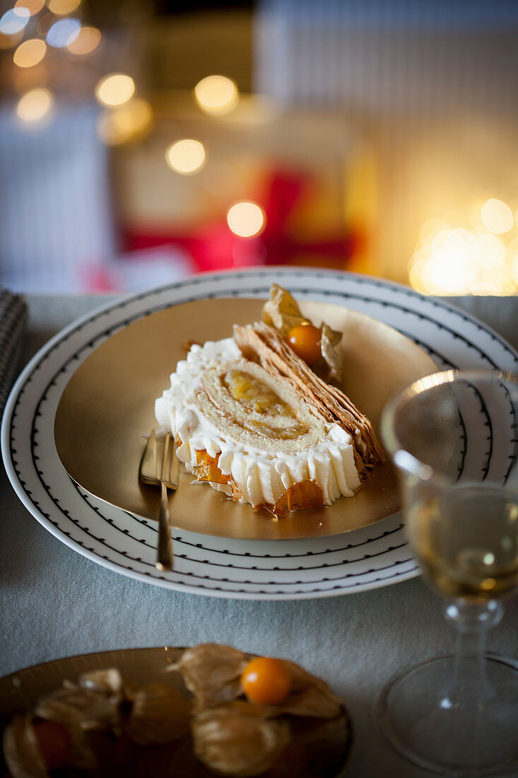 Ananas-Passionsfrucht-Roulade