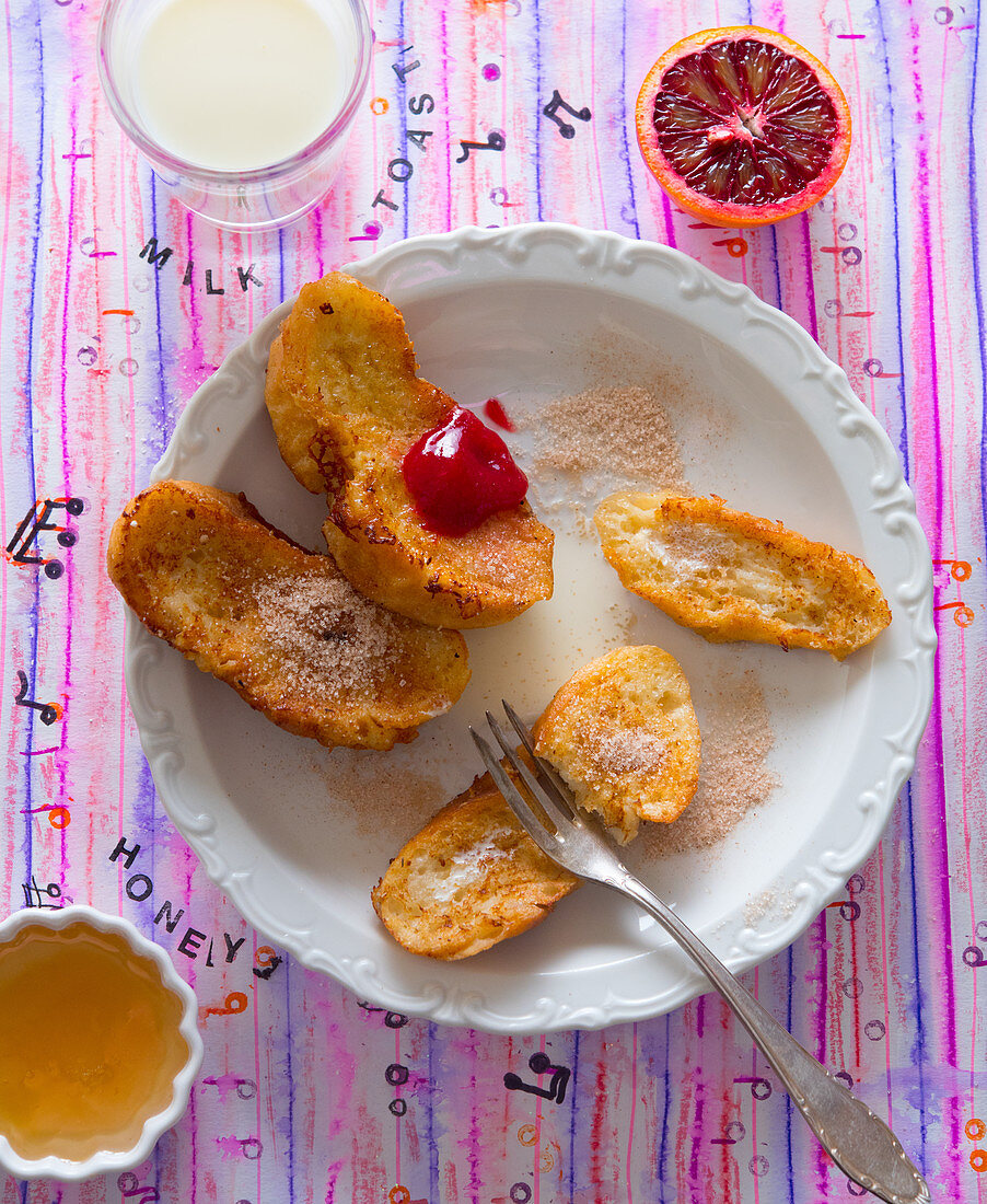 Arme Ritter mit Honig und Blutorangen-Marmelade