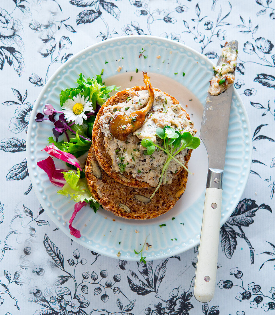 Austernpilz-Brotaufstrich auf Vollkornbrot